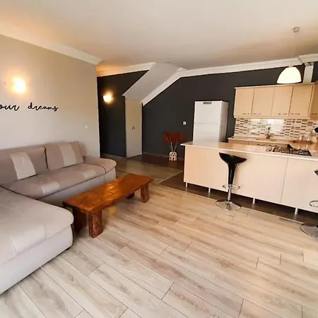 Appartement Cozy Flat With Balcony And Partial Sea View Near In