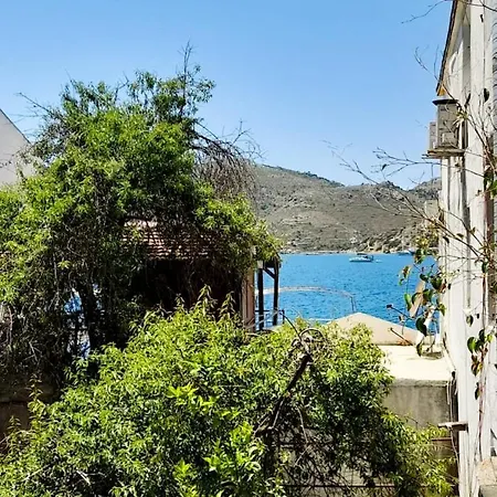 Apartamento Cozy Flat With Balcony And Partial Sea View Near In